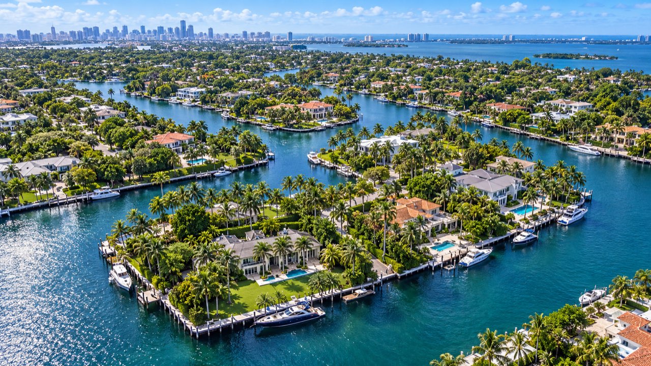 Vista aérea de canales residenciales con mansiones frente al agua en Miami